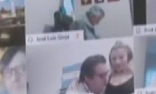 Deputado renuncia após beijar seio da namorada durante sessão virtual