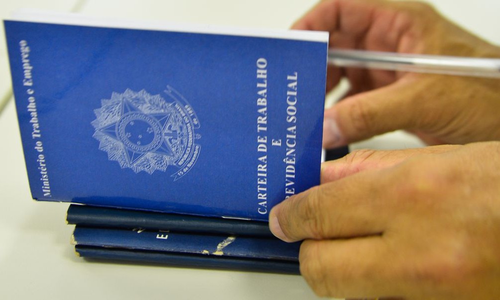 Número de empregados com carteira chega ao menor nível desde 2012