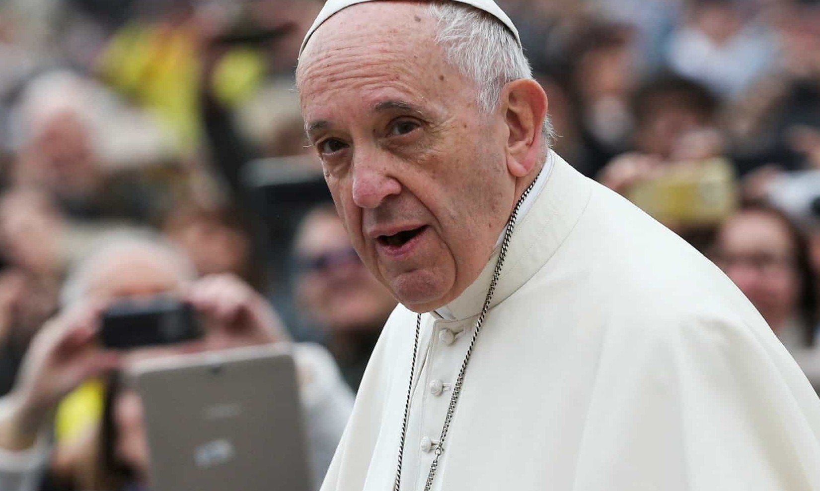 Papa liga para padre Julio Lancellotti e pergunta sobre moradores de rua