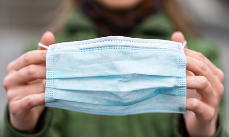 Máscaras e isolamento social derrubam casos de doenças respiratórias