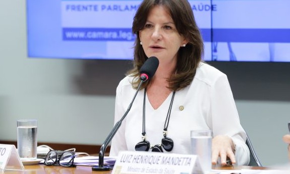 Deputada cobra lei que determina realização de exames pelo SUS