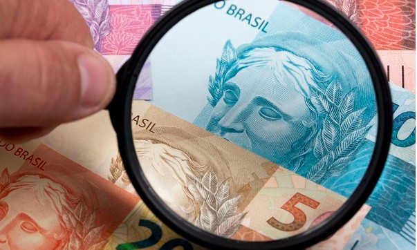 Você já ouviu falar em salário-esposa? Entenda o que é essa maracutaia