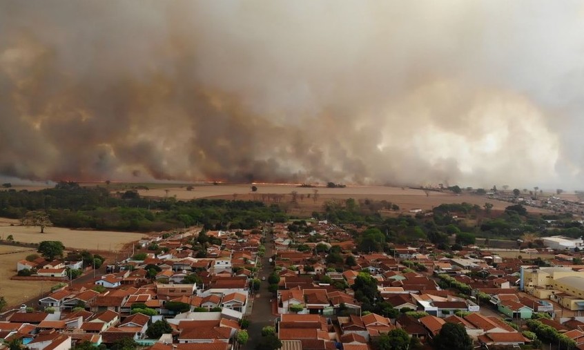 Redemoinho de fogo surge na região de Ipuã e impressiona as pessoas