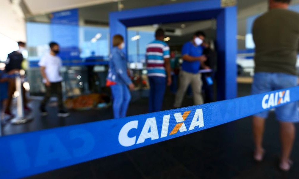 Caixa paga abono salarial para nascidos em outubro. Quem tem direito?