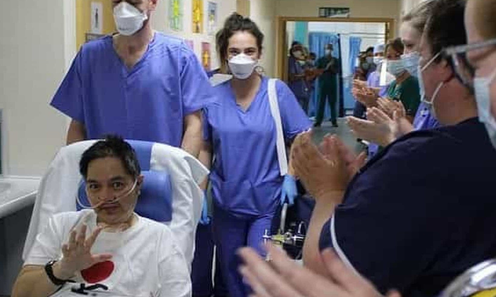 Doente aplaudido ao sair da UTI há dois meses