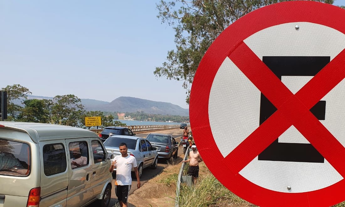Calor leva centenas de pessoas a curtir as águas na represa de Rifaina