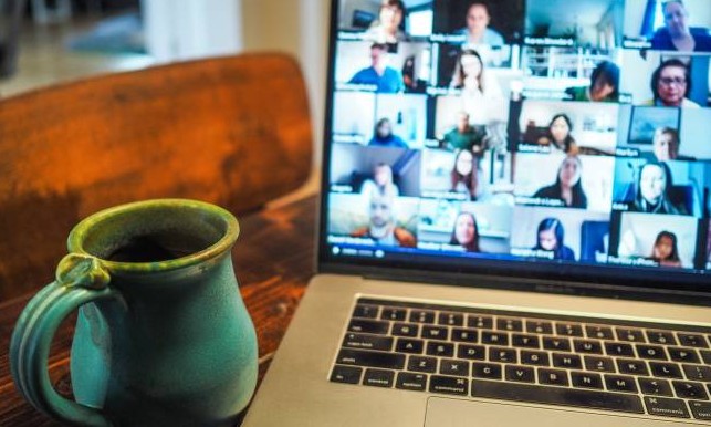 Home office: excesso de reuniões online gera fadiga e procura maior por remédios