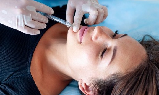 Vacina contra covid-19 pode ter reação em quem fez preenchimento facial