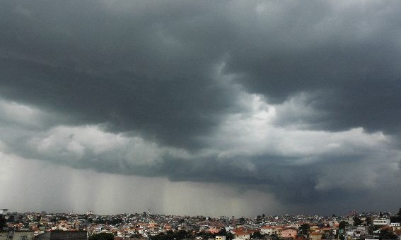Muito calor e pancadas de chuva com trovoadas em Franca nesta segunda