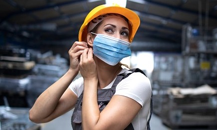Colocar uma máscara usada pode ser mais perigoso do que não usar