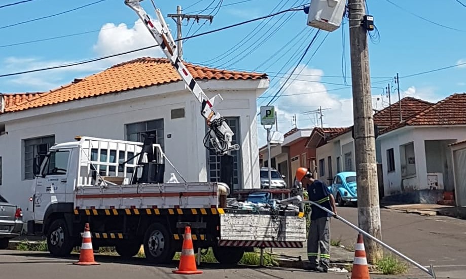 Cássia se moderniza no sistema de iluminação pública com segurança