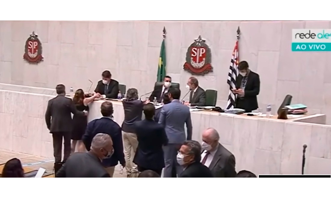 Deputado é denunciado por assédio moral durante sessão na Alesp