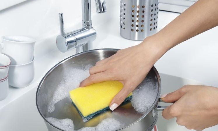 Qual diferença entre sabão e detergente? Descubra quando usar cada um