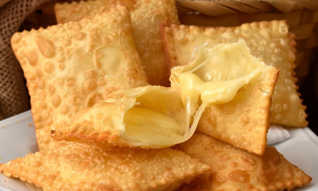 Saiba como fritar pastel da forma correta e deixar a massa bem sequinha