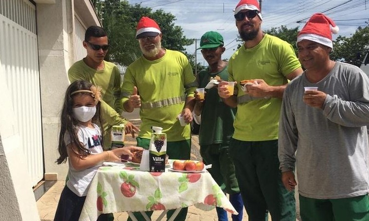 Menina de 6 anos organiza lanche para coletores de lixo no interior de São Paulo