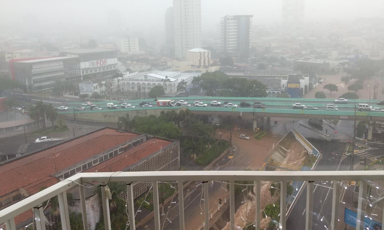Chuva deixa algumas regiões de Franca com alagamentos