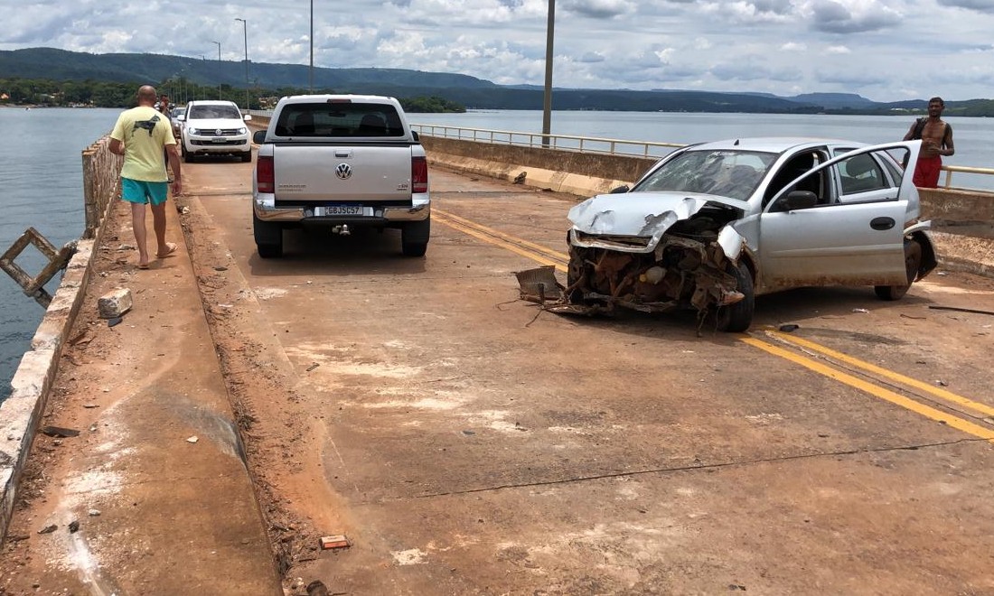 Acidente na ponte de Rifaina: ​Corsa de Franca bate em Hilux. Veja