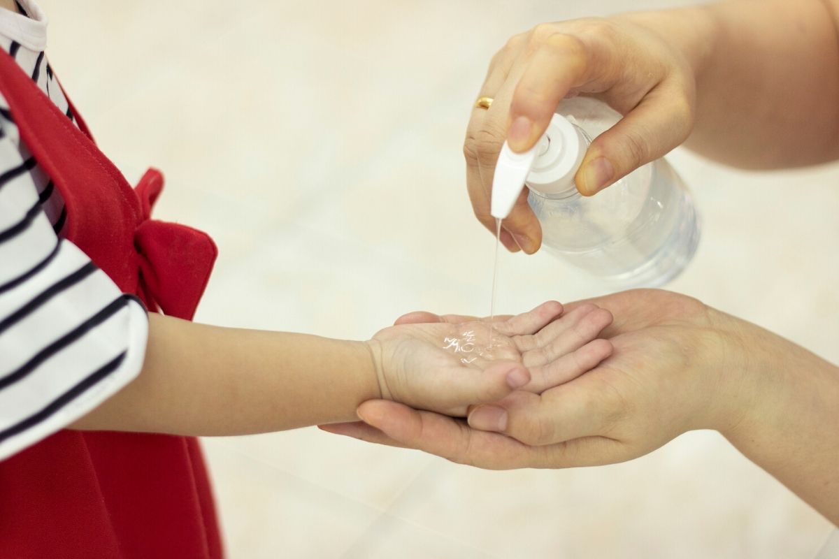 Crianças e álcool gel: uma combinação que merece atenção e cuidados
