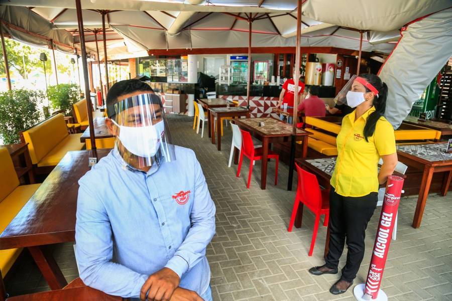 Com mais restrições, bares e restaurantes de SP devem demitir 20 mil