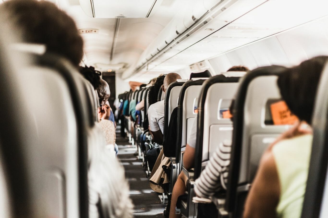 Comissária conta a verdade sobre chá e café servidos em aviões e viraliza