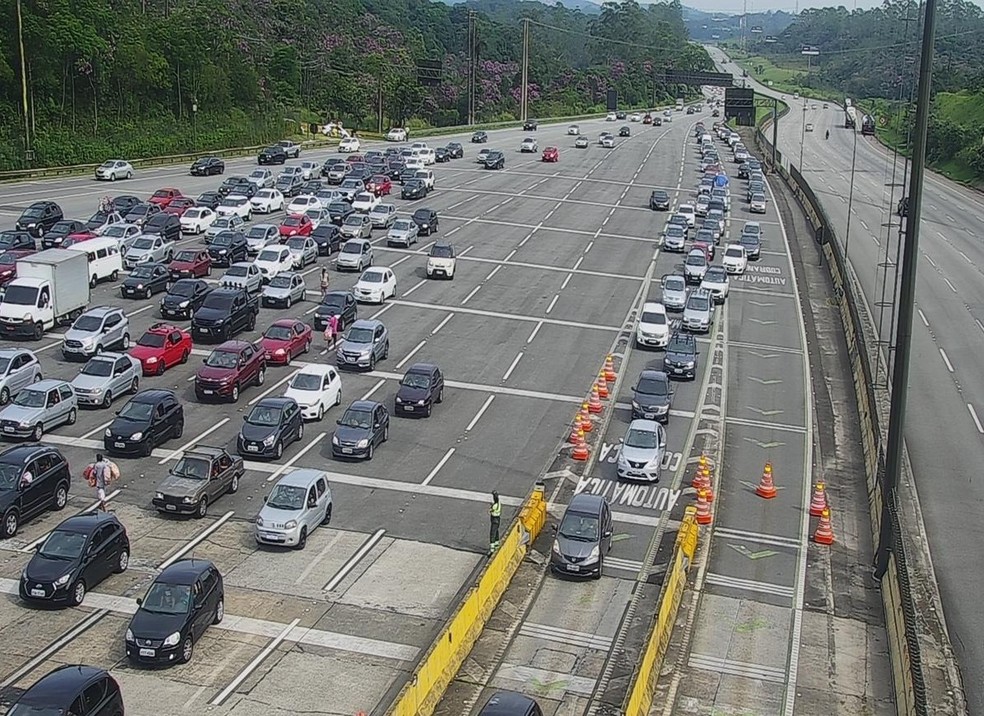 Mais de 100 mil veículos desceram para o litoral de SP no último fim de semana sem restrições