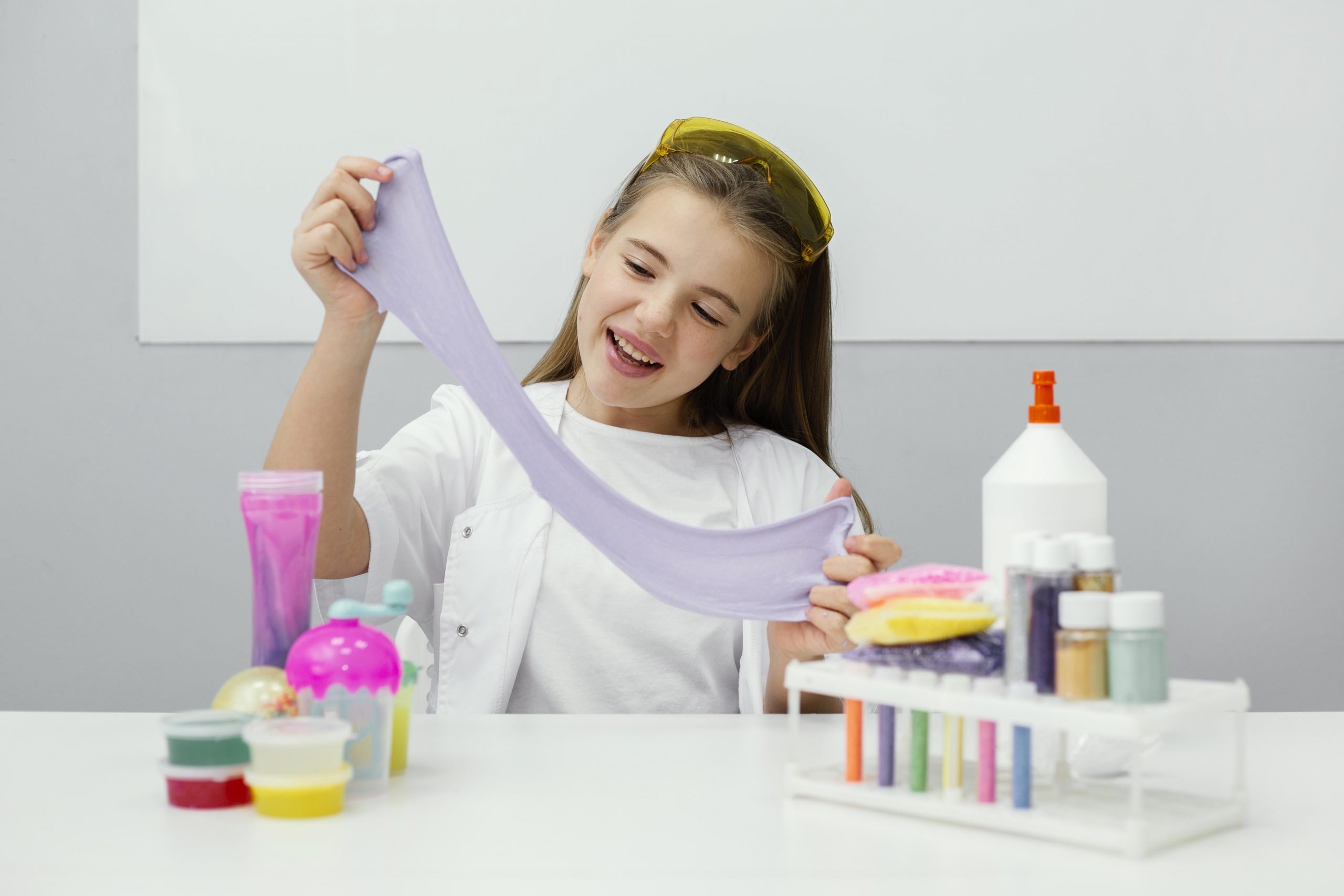 Aprenda a fazer slime sem cola para divertir a criançada