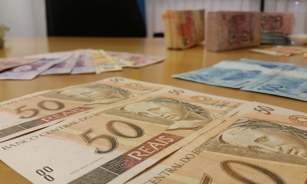jornal-da-franca notas-de-real renda trabalhadores queda 2020