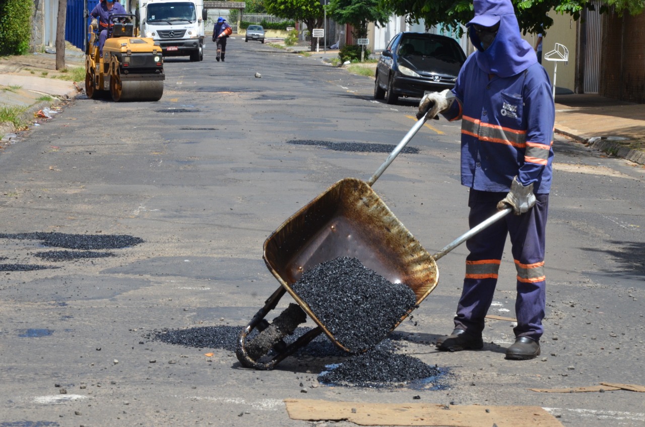Serviços de tapa-buracos são intensificados nas ruas de Franca