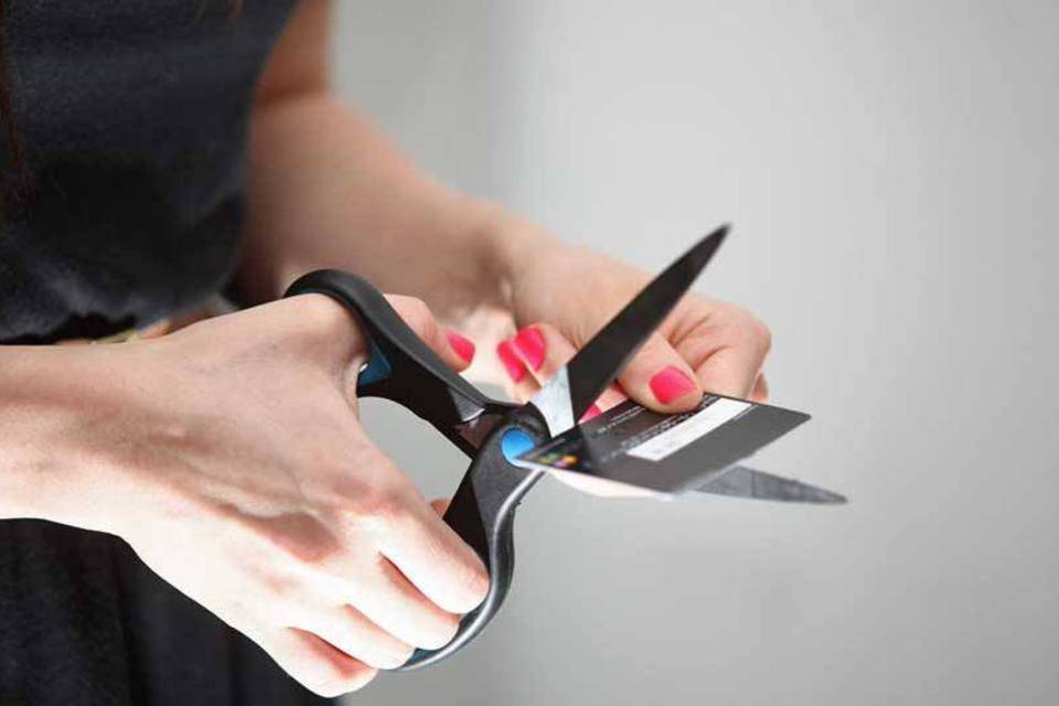Cartão de crédito é o maior 'vilão' das dívidas de mulheres jovens