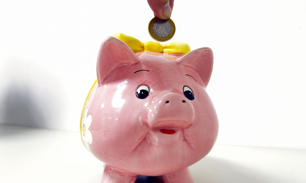 Depois da captação recorde de recursos em 2020, a aplicação financeira mais tradicional dos brasileiros iniciou 2021 com forte retirada. Em janeiro, os investidores retiraram R$ 18,15 bilhões a mais do que depositaram na caderneta de poupança, informou hoje (4) o Banco Central (BC). O resultado é o maior registrado para todos os meses desde o início da série histórica, em 1995. Em janeiro do ano passado, os brasileiros tinham sacado R$ 12,36 bilhões a mais do que tinham depositado. Tradicionalmente, o primeiro mês do ano é marcado por retiradas expressivas de recursos da caderneta de poupança. O pagamento de impostos e despesas como material escolar e parcelamentos das compras de Natal impactam as contas dos brasileiros no início de cada ano. No ano passado, a poupança tinha captado R$ 166,31 bilhões em recursos, o maior valor anual da série histórica. O pagamento do auxílio emergencial e as instabilidades no mercado de títulos públicos nas fases mais agudas da pandemia de covid-19 atraíram o interesse na poupança, mesmo com a aplicação rendendo menos que a inflação. Rendimento Com rendimento de 70% da Taxa Selic (juros básicos da economia), a poupança rendeu apenas 1,97% nos 12 meses terminados em janeiro, segundo o Banco Central. No mesmo período, o Índice Nacional de Preços ao Consumidor Amplo-15 (IPCA-15), considerado prévia da inflação, atingiu 4,23%. O IPCA cheio de janeiro será divulgado na próxima terça-feira (9) pelo Instituto Brasileiro de Geografia e Estatística (IBGE). A perda de rendimento da poupança está atrelada a dois fatores. O primeiro foram as recentes reduções da taxa Selic (juros básicos da economia) para o menor nível da história. Atualmente a taxa está em 2% ao ano. O segundo foi a alta nos preços dos alimentos, que impactou a inflação no segundo semestre do ano passado. Para este ano, o boletim Focus, pesquisa com instituições financeiras divulgada pelo Banco Central, prevê inflação oficial de 3,53% pelo IPCA. Com a atual fórmula, a poupança renderá 1,4% este ano, caso a Selic de 2% ao ano fique em vigor durante todo o ano. O rendimento pode ser um pouco maior caso o Banco Central aumente a taxa Selic nas próximas reuniões do Comitê de Política Monetária (Copom).