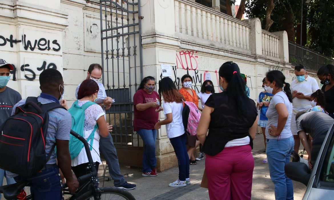 1.952 pessoas que atuam em 908 escolas da rede estadual pública de ensino de São Paulo se infectaram com o novo coronavírus