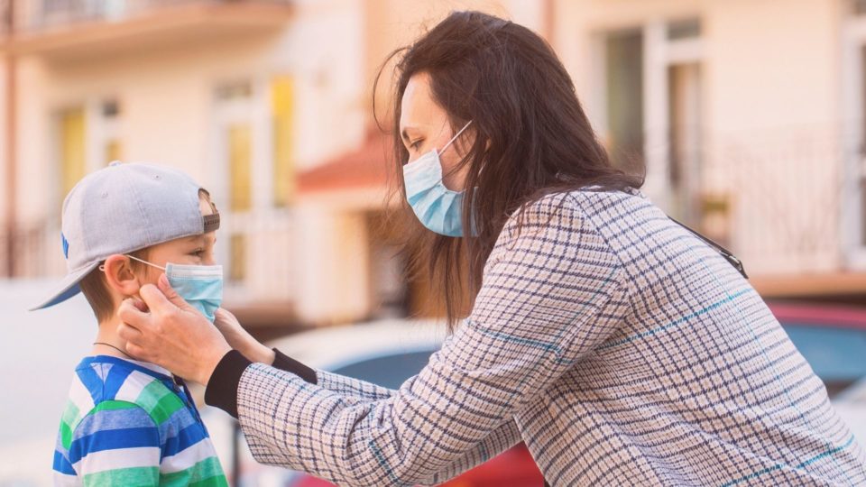 mãe e filho com máscara de proteção